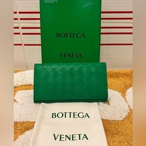 pre-owned Bottega Veneta Maxi Intrecciato Lambskin Leather Long Wallet Green